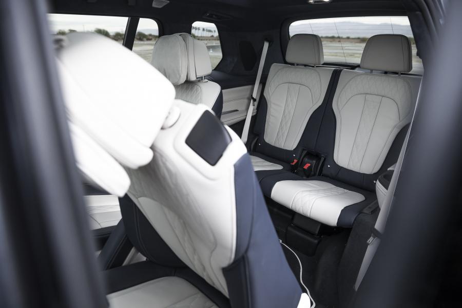 Интерьер BMW X7 xDrive40i Design Pure Excellence (G07) 2019 года  (NA) (фото 19 из 42)